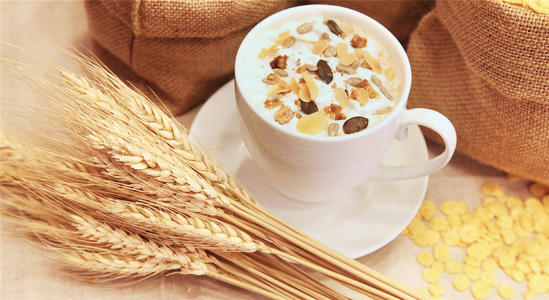 12.世界上可怜的父母，他们到处都在想着我们，总是为我们做这件事，并始终希望我们变得越来越好，越来越成熟，并且能够承担一切。