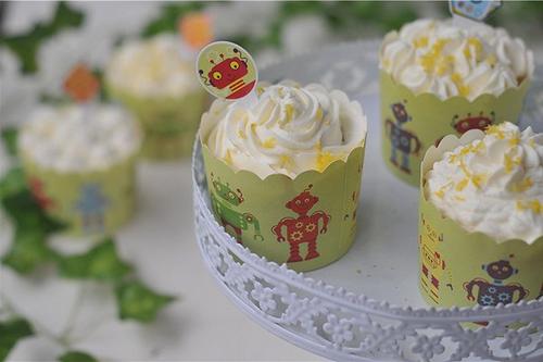 12.生活需要微笑。正是微笑使世界变得更温暖，更美丽，更生动，更丰富多彩。这条河微笑着如此清澈，而微笑着天空则如此蓝。