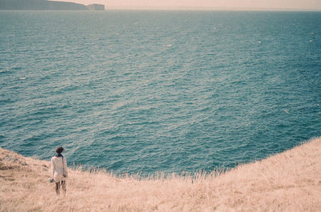 12.看着你微笑，我突然意识到我确实是世界上最幸福的人。