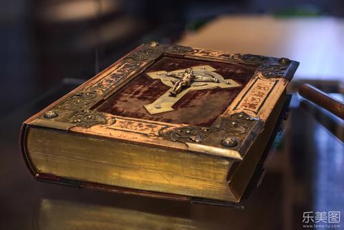 12.我是一个双面人，时而阳光明媚，时而沉默。