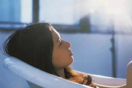 简短的句子描述了夜晚的心情