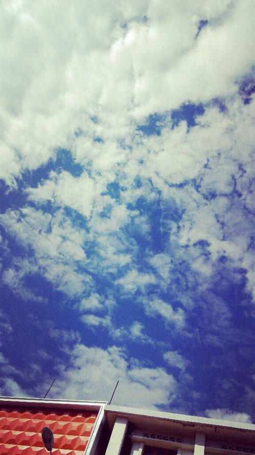 11.当我不小心碰到你的眼睛时，我只想掩盖紧张，所以我笑得很开心。