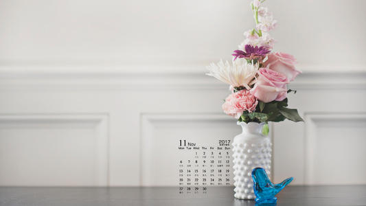 10.从地面升起的宏伟峰峰，有些像伟人，有些像骆驼，有些像快马。它们形状各异，险恶险峻。月亮是如此明亮，它用雪和蓝色照亮了大地，树木，房屋和街道就像一层汞。