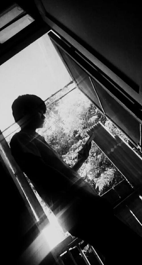 10.阳光照耀着闪耀的伤疤，爱就像手中的沙子，近在咫尺，无法相处。爱就像手指间的沙子。如果握得太松，它很容易流走。如果握得太紧，会伤到自己。