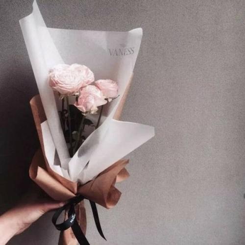 11.“眼睛在为她下雨，但心在为她撑着伞。这就是爱。