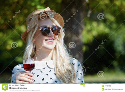 11.我似乎要入睡，安静地陷入一个安静的梦中，梦中一个温暖的白色新月，我躺在那里，旁边放着几朵花，我在做梦，盯着花，什么都没想它。