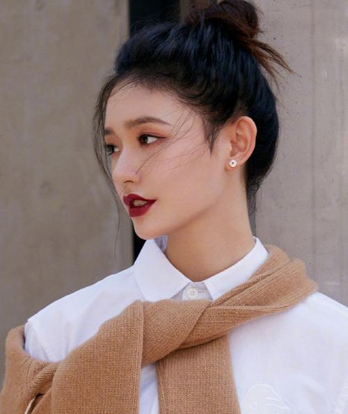 10.看到队友先冲到终点！他高兴地跳了起来。