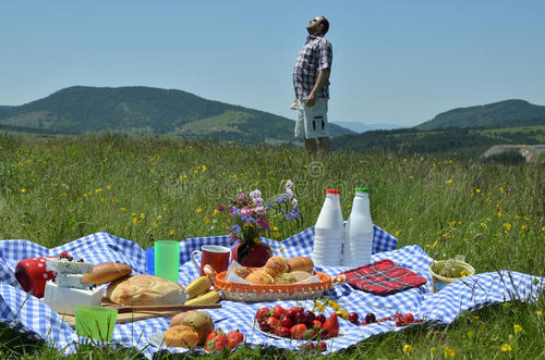 11.开心地拥抱你；热情跟随您；幸福环绕着你；家庭关心你；爱滋养你；财富之神与您息息相关；和平纠缠着你；朋友忠于你；我在这里发短信祝福你，幸运星将永远在你身上！