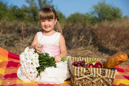 11.一个喜欢说话和笑的男孩。胖乎乎的脸和大眼睛闪烁着，尤其是大嘴巴。当他笑的时候，嘴角稍微变大了，他大声说话。