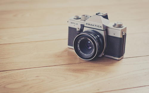 10. Tweety是远在山上的一位著名的英俊女孩。这是每天的雨天和阳光价格，也就是说，它不会枯萎或变黑，她的脸将是白色的，眼睛将是明亮的。当他笑的时候，他的嘴像一个安静的新月一样拍打着，当他说话时，他的声音就像是一只黄色的莺鸣笛。