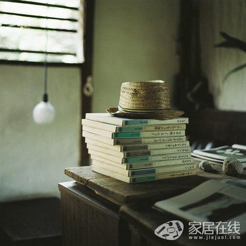 12.从那个十八岁的夏天开始，到后来的时候，我一直跟踪着清淮发给我的明信片的地址，并一一阅读。每次我准备在那儿寄明信片时，我发现旅途中的小姐找不到能寄明信片的人。即使有这样的人，我也不知道她的地址。毕竟，她是候鸟。