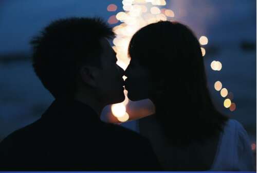 22.实际上，您不知道，只要一个人入睡并在梦中严重怀念另一个人，星星就会在天空中发光。因此，在深夜应该有一个如此宏伟的星系。