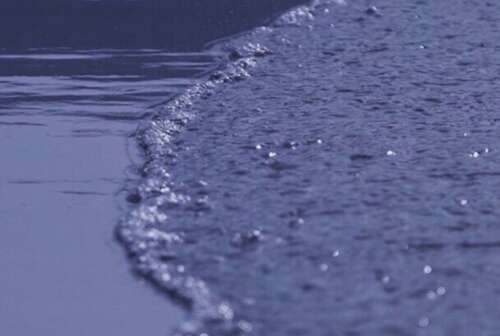 14.不要成为一个坚强的女人，要做一个坚强的女人。