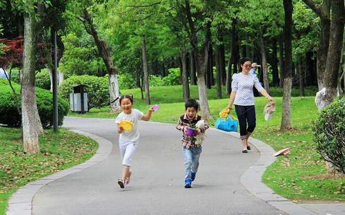 11.春天来了，漂浮的柳树像海一样绿。在春天，草长了，黄flying在飞翔，绸带飘过堤防。到处都是温暖的气氛，演奏和谐的旋律，并播放动态影像！春天来了，三月的声音既寂静又可听。在黄ole的声音中，在萌芽的冬季茉莉花之中，在挥之不去的春雨之中，在飞扬的柳丝之中，到处都在呼唤春天的来临！漫步在三月的暖风中，小花园漫步，感觉舒适，春天来了