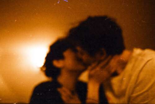 39.“即使你穿上天堂的衣服，我也要解开那些星星的纽扣。”