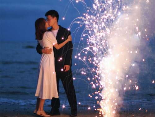 18.有一天，我们将生活在一起。床边会有书，我们可以随意阅读。更衣室里有两件白衬衫，一件大一件，一件小一件，晚上在桌上放了两杯装满咖啡和茶的杯子。等待您不时回来是最快乐的事情。您走在前面，我跟随在后面，握住您的手，低垂的眼睛轻柔地听着您的声音：走，我们回家。