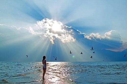 10.最累人的事情通常不是道路的距离，而是内心的沮丧。最decade废的事情通常不是未来的坎bump，而是失去信心；最痛苦的事情通常不是生活的不幸，而是您的希望破灭了；最绝望的事情往往不是沮丧的打击，而是灵魂的死亡。所以我们必须看不起一切，让我们放松，一切都会逐渐好起来。