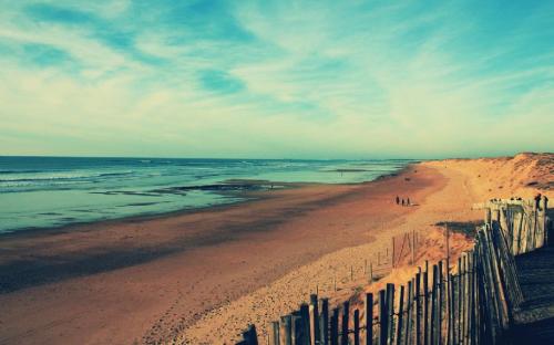 12.一流的人在自己的家外有家。二等人的房屋外面有花。三等人在鲜花中找到家园；四等人下班回家。五等阶级的人没有住房；六等阶级的男人没有妻子，也没有房屋。