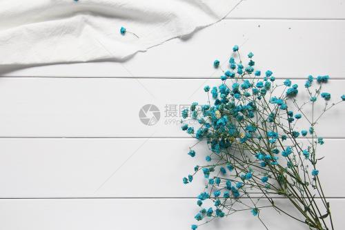 在遇见合适的人之前,上帝可能会安排我们先与其他人见面。当我们终于遇到想要的人时,我们应该感激不已。