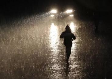 在下雨的夜晚描述悲伤的句子