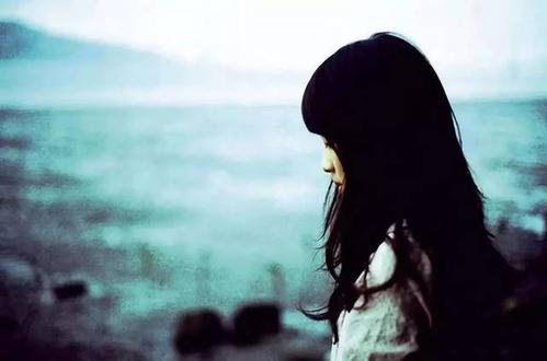 悲伤和破碎的爱情让人哭泣