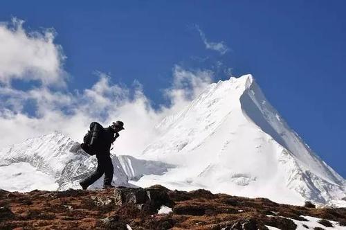 描述雪山的一段