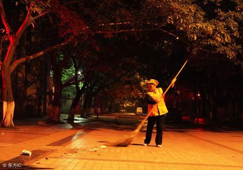 描绘父母辛勤工作的片段