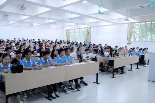 描述嘈杂教室的句子