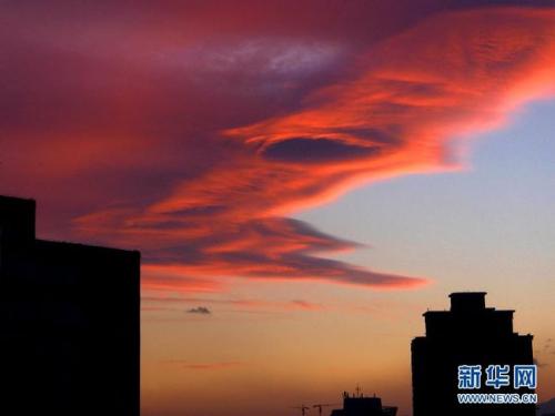 描述燃烧的云彩的成语