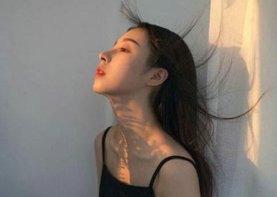 感情在一夜之间变成灰烬，曾经燃烧的将寂寞