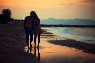 我们都被爱所伤，但我们仍然期待真爱的存在1