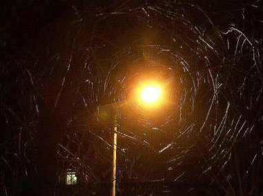 午夜寂寞感伤的一句话：夜晚越黑，感觉越模糊。 1个