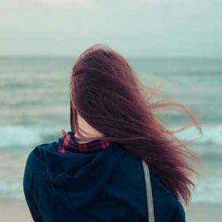 一整套孤独和悲伤的句子：孤独和悲伤给我们勇气，回忆给我们希望