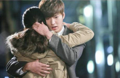 命运安排了人群，打破了你我的怀抱