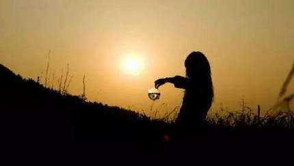 带着所有的负面情绪，我强迫自己一次又一次地放手，选择迷失地忘记你