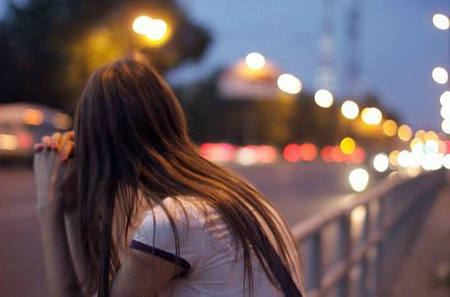 不要固守过去，拒绝走，不要依靠过去，拒绝放手