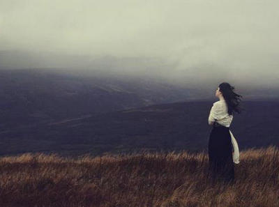 那些回忆在岁月的演变中是沮丧和难以言喻的痛苦