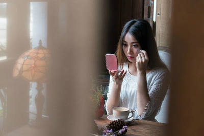 人们从简单到快乐，在世上变老