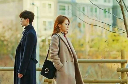 彼此并肩擦肩，人们应该对爱情和永远抱有幻想