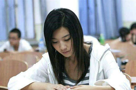 生活不会轻松，但我们不会轻易放弃