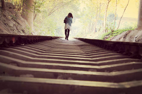 当一个人在恋爱中跑得太快时，另一个人很难追上并飘离1