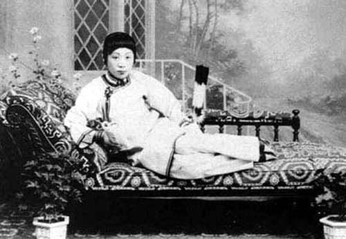 女人用小脚踢足球