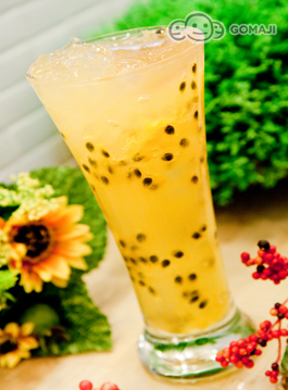 在寒冷的天气里喝冷水