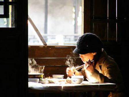 人生毕竟是一个人，很少人能真正参与其中