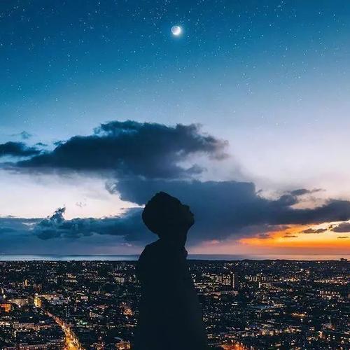 伤心地谈论男孩的朋友圈