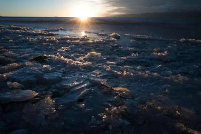 最亮的地方会留下最暗的阴影