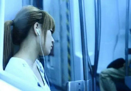 只有戴着耳机,我才能安息