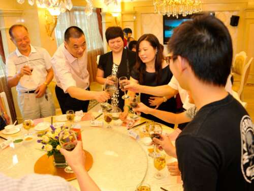 为新婚夫妇敬酒