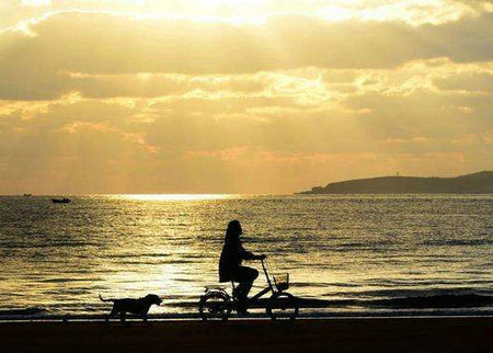 生命是海与海，潮起潮落。许多人并没有输给命运和其他人，而是输给了自己1