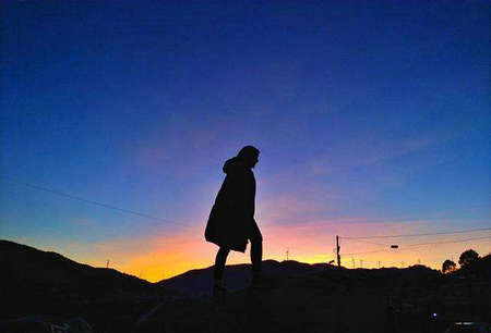 只有在理性和理性的情况下，您才能在艰难的世界中轻柔地前进